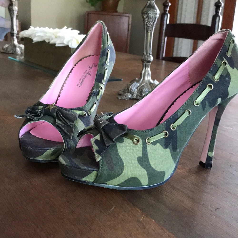 WANNA BE A SEXY ICE AGENT FOR HALLOWEEN????😁 NEVER WORN